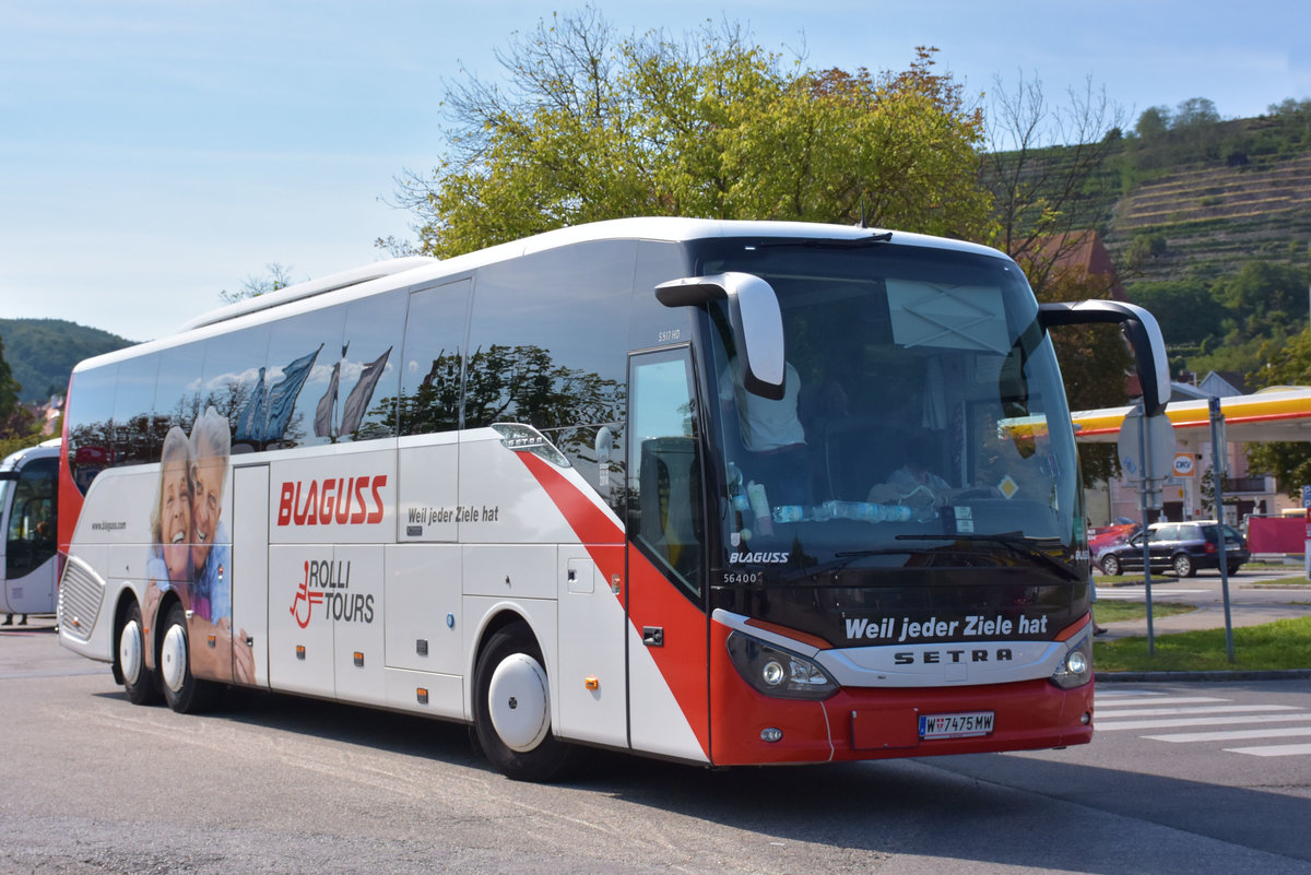 Setra 517 HD  Rolli Tours  (Hebebhne fr Behinderte Menschen) von Blaguss Reisen aus Wien 2017 in Krems.