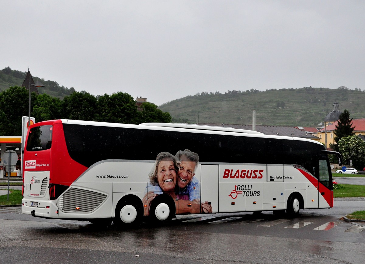 Setra 517 HD (Rolli Tours-Hydrauliklift fr Rollstuhlfahrer)von Blaguss Reisen aus Wien am 20.5.2015 in Krems.