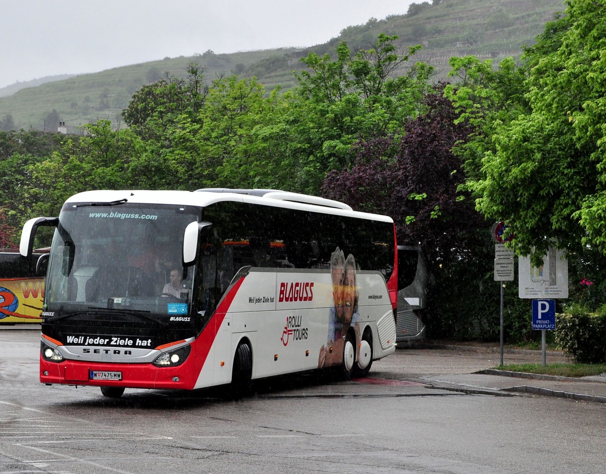 Setra 517 HD (Rolli Tours-Hydrauliklift fr Rollstuhlfahrer)von Blaguss Reisen aus Wien am 20.5.2015 in Krems.