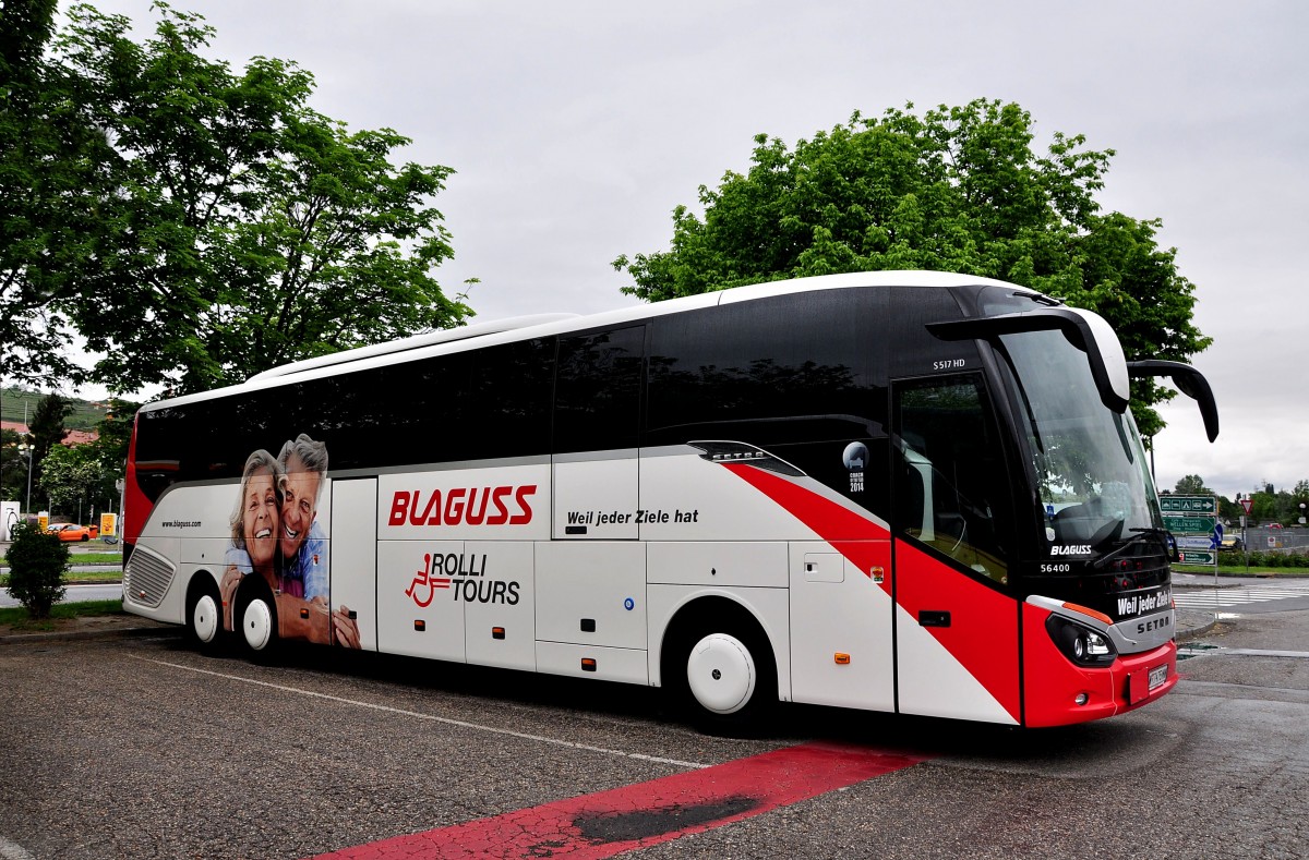 Setra 517 HD (Rolli Tours-Hydrauliklift fr Rollstuhlfahrer)von Blaguss Reisen aus Wien am 20.5.2015 in Krems.