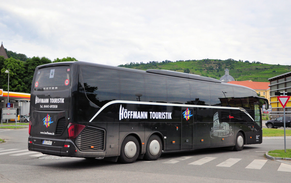 Setra 517 HD (Rom) von der Hffmann Touristik aus der BRD in Krems gesehen.