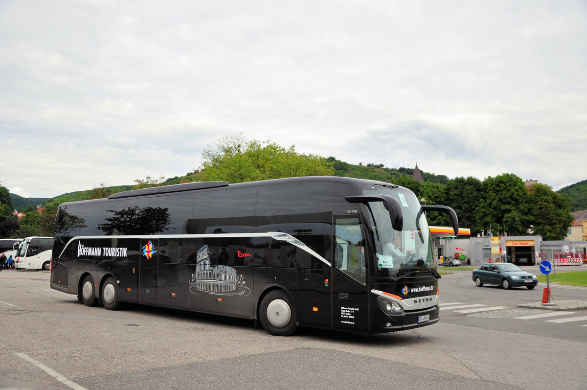 Setra 517 HD (Rom) von der Hffmann Touristik aus der BRD in Krems gesehen.