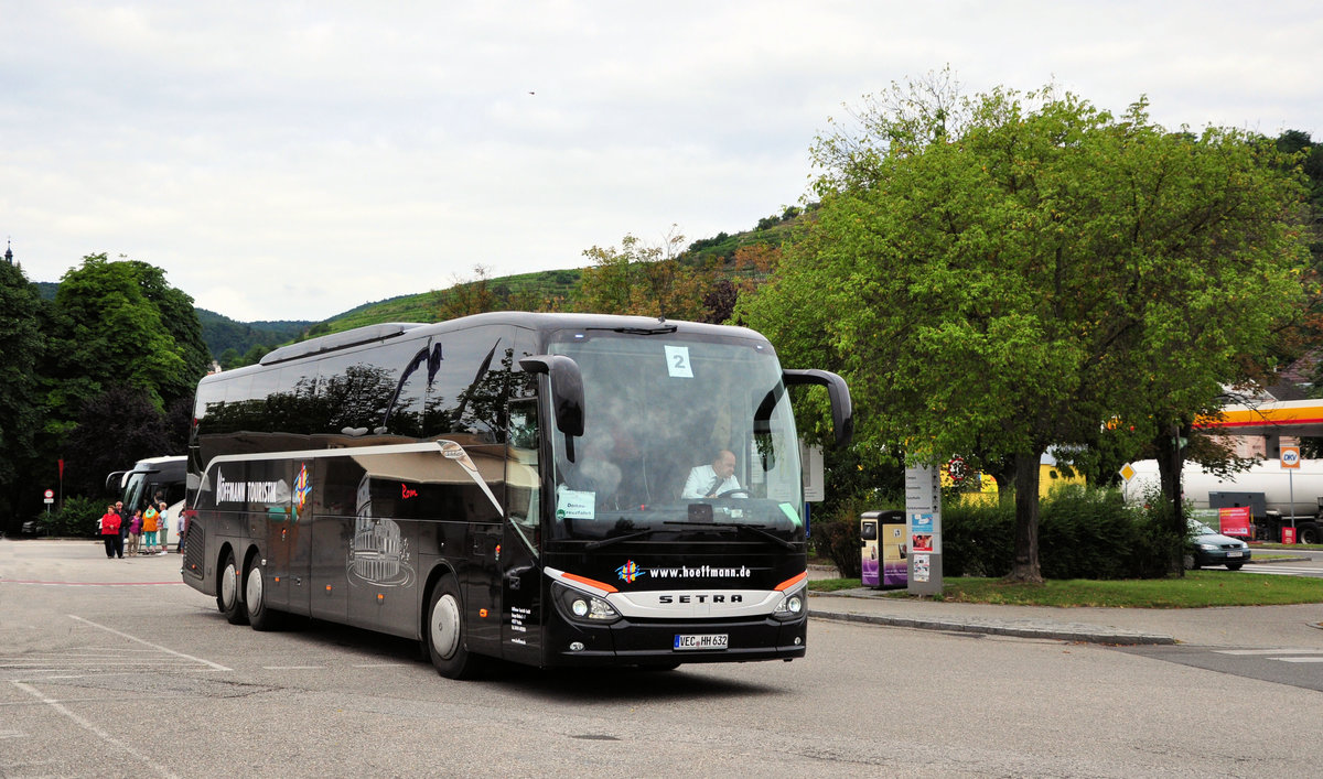 Setra 517 HD (Rom) von der Hffmann Touristik aus der BRD in Krems gesehen.