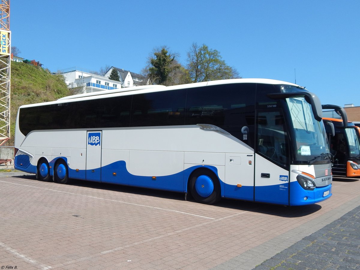 Setra 517 HD von der Usedomer Bäderbahn im Stadthafen Sassnitz.