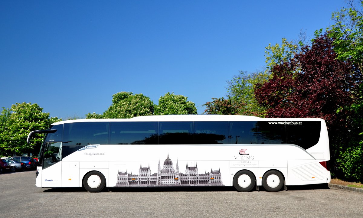 Setra 517 HD von Zwlfer Reisen aus Niedersterreich in Krems gesehen.