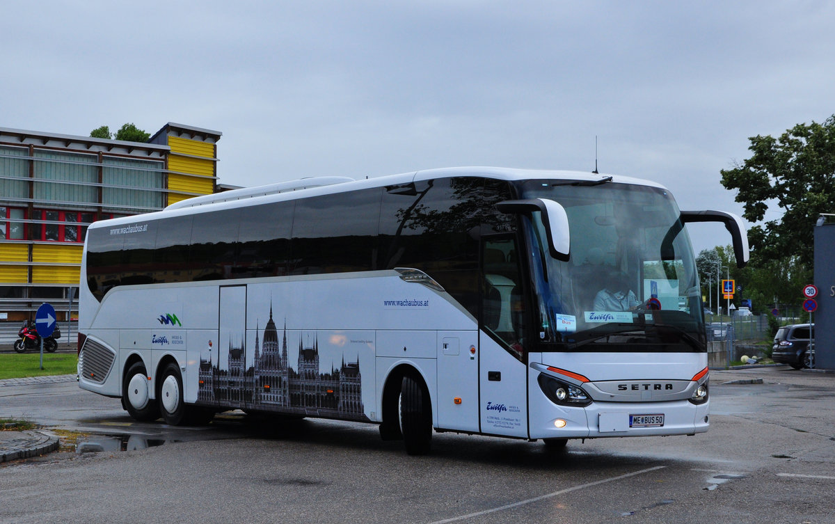 Setra 517 HD von Zwlfer Reisen - Wachaubus  aus Niedersterreich in Krems gesehen.