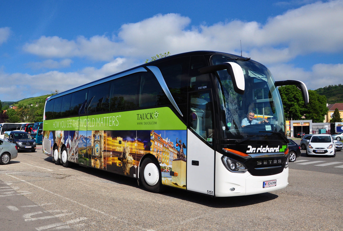 Setra 517 HDH von Dr. Richard Reisen aus Wien in Krems gesehen.