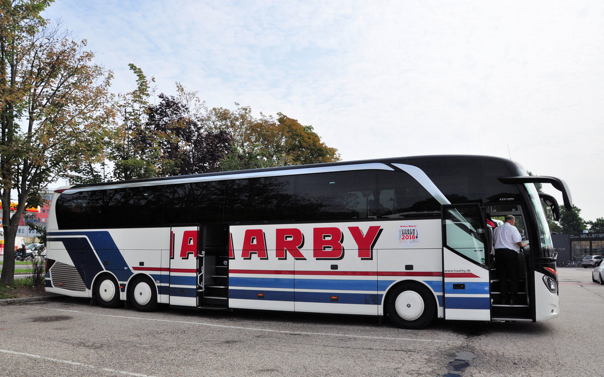 Setra 517 HDH von HAARBY Reisen aus DK in Krems gesehen.