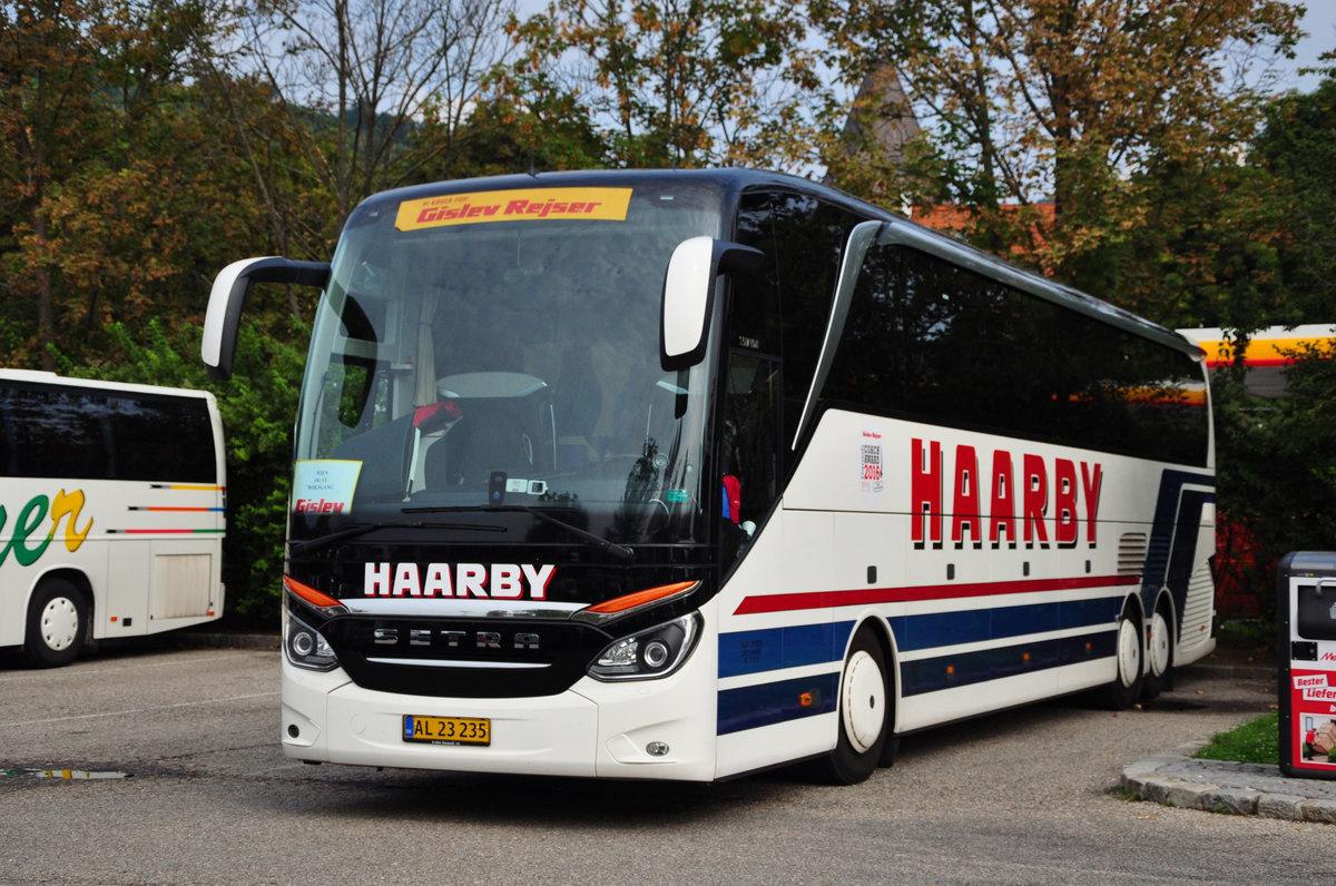 Setra 517 HDH von HAARBY Reisen aus DK in Krems gesehen.