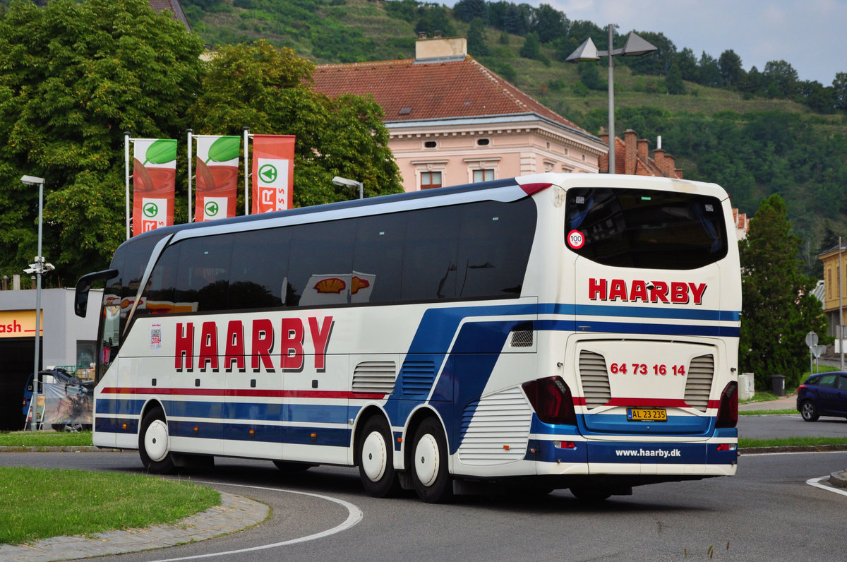 Setra 517 HDH von HAARBY Reisen aus DK in Krems gesehen.