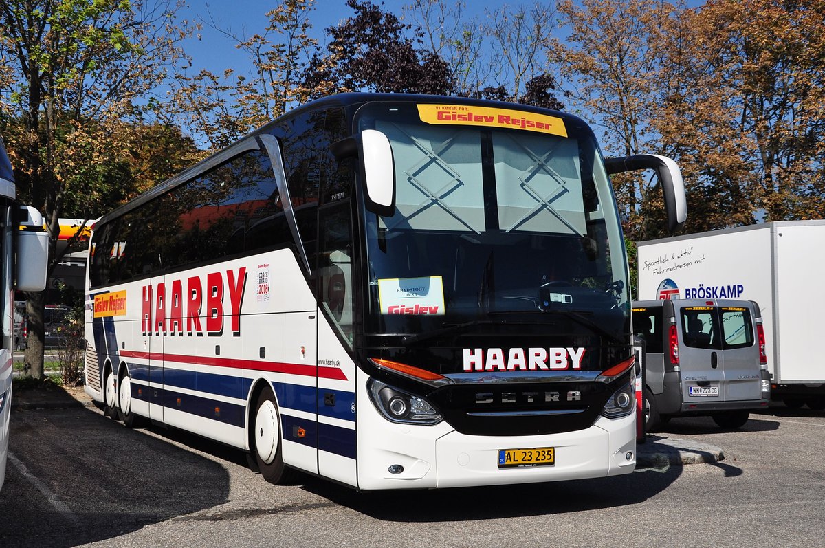 Setra 517 HDH von Haarby Reisen aus DK in Krems.