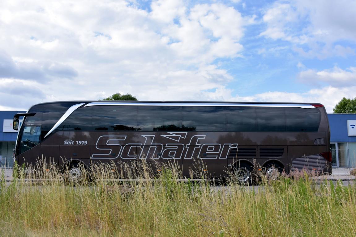 Setra 517 HDH von SCHFER Reisen aus der BRD 06/2017 in Krems.