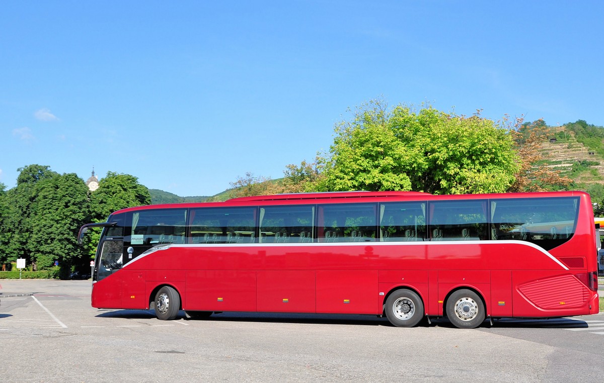 Setra 519 HD aus der BRD,unterwegs fr Pfleger Reisen in Krems gesehen.