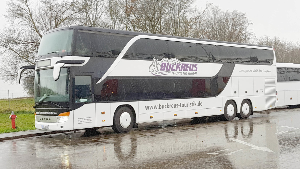 Setra von BUCKREUS-Touristik steht im November 2019 an der Raststtte Jura