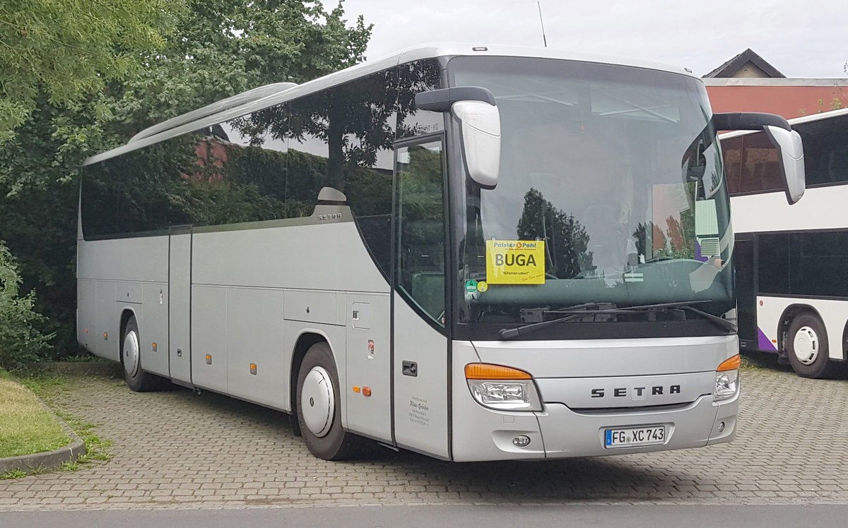 Setra vom Busunternehmen GRÜNDER steht im August 2019 in Fulda