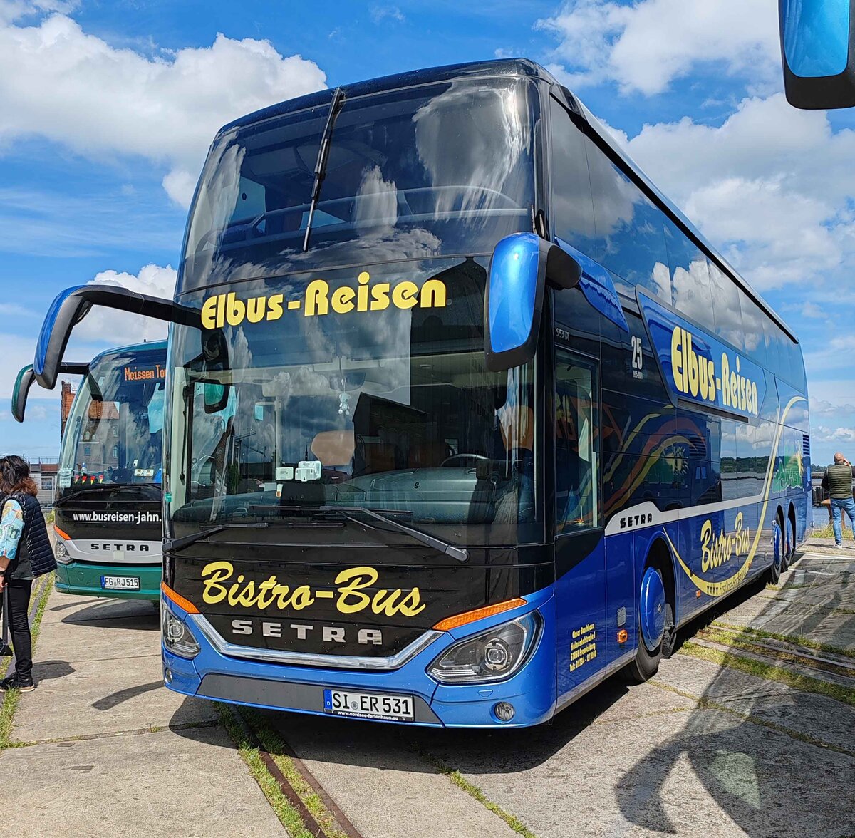 Setra von ELBUS-Reisen steht im Juni 2024 in Stralsund