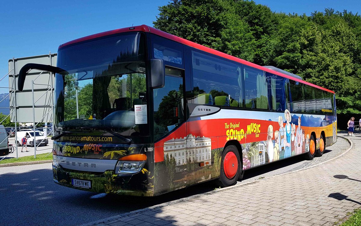 Setra von PANORAMATOURS steht im Juni 2022 am Obersalzberg