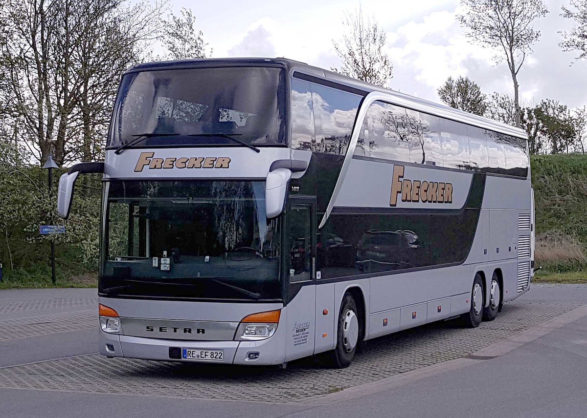 Setra vom Reiseunternehmen FRECKER steht an der B 202 im Mai 2019