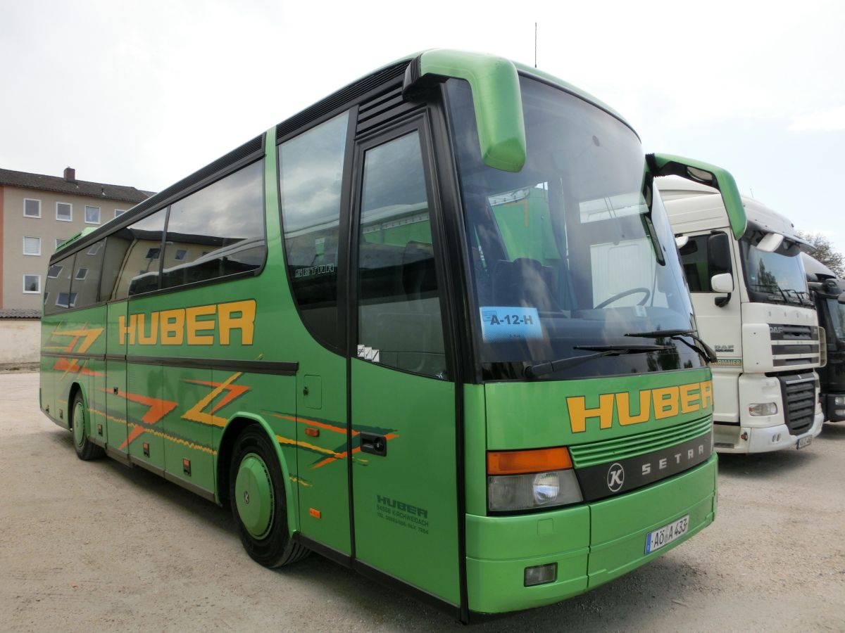 Setra S 312 HD Compact von Huber aus Kirchweidach. Dieses mit 41+2 'EC'-Schlafsesseln mit Lederkopfteil und der fr die Ausstattungsvariante Compact typischen Dachklimaanlage ausgestattete Fahrzeug drfte in den Bauzeitraum 1997-1999 einzuordnen sein. Fr den Antrieb sorgt ein stehend eingebauter V-Motor von Mercedes-Benz (vermutlich der V8 Typ OM 442 LA mit 280 kW (381 PS)) und das pneumatische Achtgang-Handschaltgetriebe ZF 8 S-180.
Am 30. 4. 2015 konnte der schn anzuschauende Reisebus auf dem Dultplatz in Alttting aufgenommen werden.