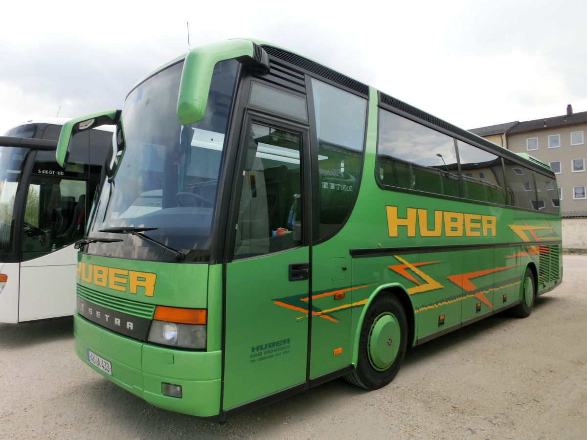 Setra S 312 HD Compact von Huber aus Kirchweidach. Dieses mit 41+2 'EC'-Schlafsesseln mit Lederkopfteil und der fr die Ausstattungsvariante Compact typischen Dachklimaanlage ausgestattete Fahrzeug drfte in den Bauzeitraum 1997-1999 einzuordnen sein. Fr den Antrieb sorgt ein stehend eingebauter V-Motor von Mercedes-Benz (vermutlich der V8 Typ OM 442 LA mit 280 kW (381 PS)) und das pneumatische Achtgang-Handschaltgetriebe ZF 8 S-180.
Am 30. 4. 2015 konnte der schn anzuschauende Reisebus auf dem Dultplatz in Alttting aufgenommen werden.