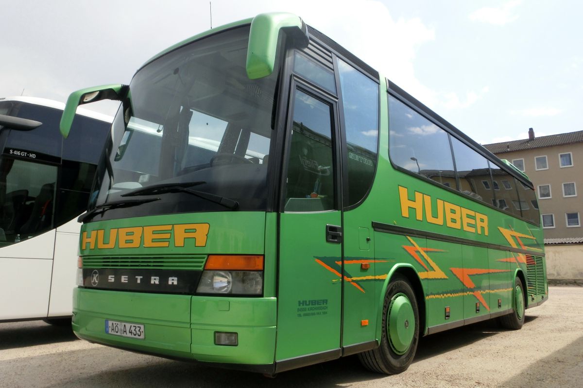 Setra S 312 HD Compact von Huber aus Kirchweidach. Dieses mit 41+2 'EC'-Schlafsesseln mit Lederkopfteil und der fr die Ausstattungsvariante Compact typischen Dachklimaanlage ausgestattete Fahrzeug drfte in den Bauzeitraum 1997-1999 einzuordnen sein. Fr den Antrieb sorgt ein stehend eingebauter V-Motor von Mercedes-Benz (vermutlich der V8 Typ OM 442 LA mit 280 kW (381 PS)) und das pneumatische Achtgang-Handschaltgetriebe ZF 8 S-180.
Am 30. 4. 2015 konnte der schn anzuschauende Reisebus auf dem Dultplatz in Alttting aufgenommen werden.