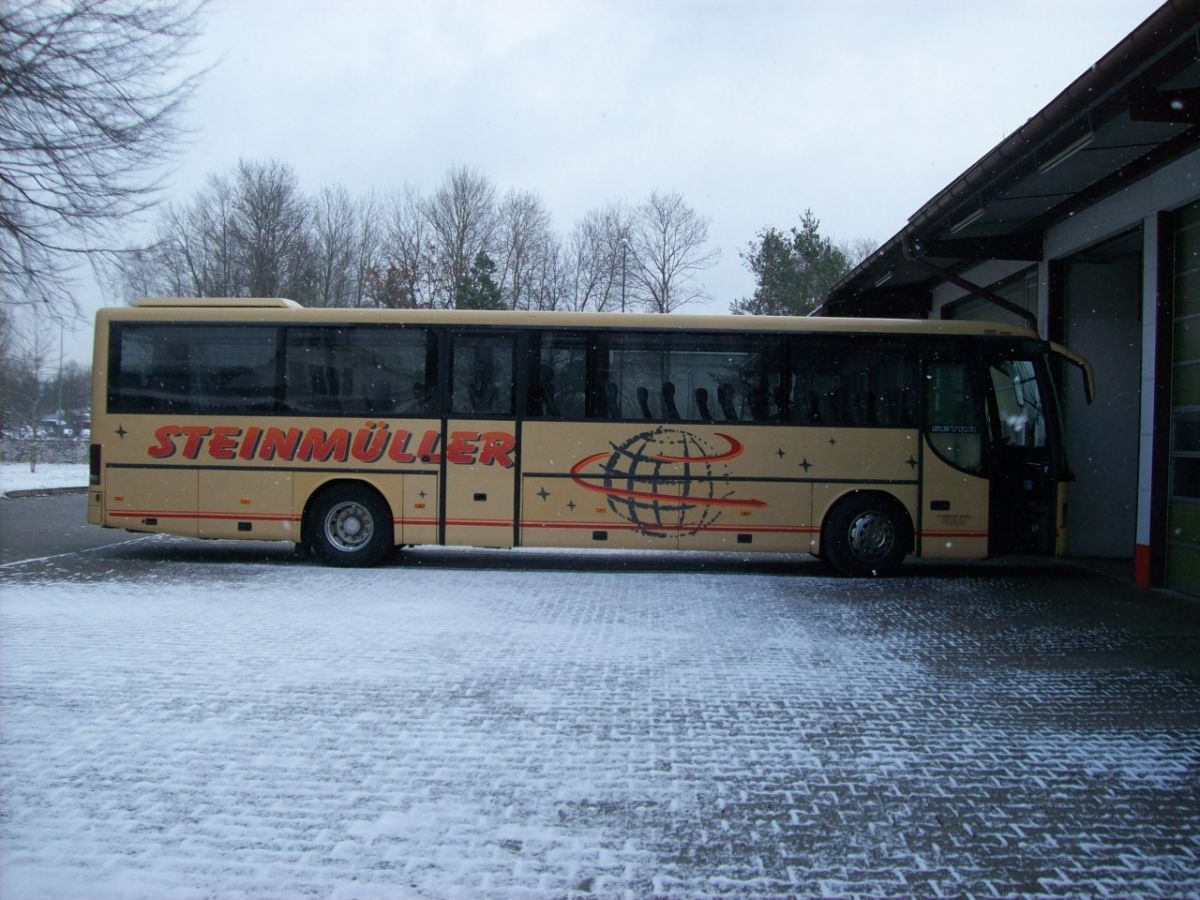 Setra S 315 GT von Steinmller Reisen, Waldkraiburg (heute: Hofstetter Reisen, Bad Endorf). Der aus Frankreich stammende Kombibus ist vom Baujahr 1995, verfgt ber 57+1 Sitzpltze (EC-Schlafbestuhlung, kippbare Sitzbank am Mitteleinstieg) und als Antrieb ber einen V6 Typ MB OM 441 LA mit 250 kW (340 PS) sowie ein pneumatisches Schaltgetriebe mit acht Gngen ( Doppel-H-Schaltung ), Typ ZF 8 S-180. Anfang 2014 wurde der Bus an Hogger Reisen aus Freilassing abgegeben.
Die Aufnahme entstand am 3. 2. 2013 auf dem Betriebshof von Steinmller Reisen in Waldkraiburg.