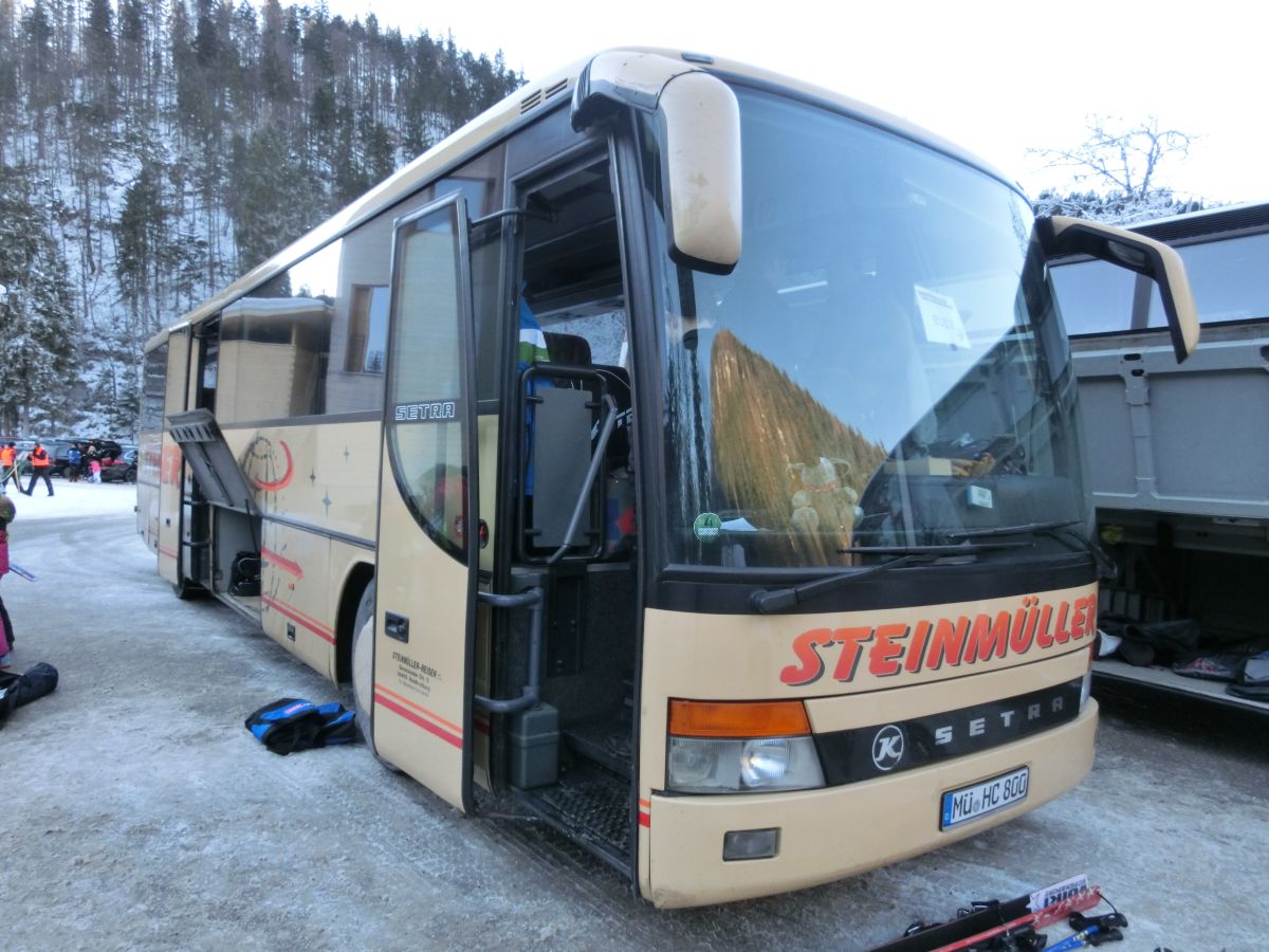 Setra S 315 GT von Steinmller Reisen, Waldkraiburg (heute: Hofstetter Reisen, Bad Endorf). Der aus Frankreich stammende Kombibus ist vom Baujahr 1995, verfgt ber 57+1 Sitzpltze (EC-Schlafbestuhlung, kippbare Sitzbank am Mitteleinstieg) und als Antrieb ber einen V6 Typ MB OM 441 LA mit 250 kW (340 PS) sowie ein pneumatisches Schaltgetriebe mit acht Gngen ( Doppel-H-Schaltung ), Typ ZF 8 S-180. Anfang 2014 wurde der Bus an Hogger Reisen aus Freilassing abgegeben.
Die Aufnahme entstand am 14. 12. 2013 am Seegatterl bei Reit im Winkl.