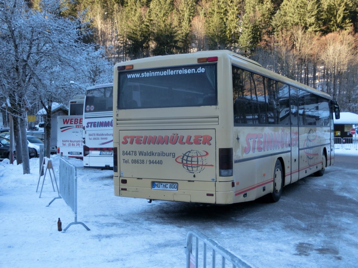 Setra S 315 GT von Steinmller Reisen, Waldkraiburg (heute: Hofstetter Reisen, Bad Endorf). Der aus Frankreich stammende Kombibus ist vom Baujahr 1995, verfgt ber 57+1 Sitzpltze (EC-Schlafbestuhlung, kippbare Sitzbank am Mitteleinstieg) und als Antrieb ber einen V6 Typ MB OM 441 LA mit 250 kW (340 PS) sowie ein pneumatisches Schaltgetriebe mit acht Gngen ( Doppel-H-Schaltung ), Typ ZF 8 S-180. Anfang 2014 wurde der Bus an Hogger Reisen aus Freilassing abgegeben.
Die Aufnahme entstand am 14. 12. 2013 am Seegatterl bei Reit im Winkl.