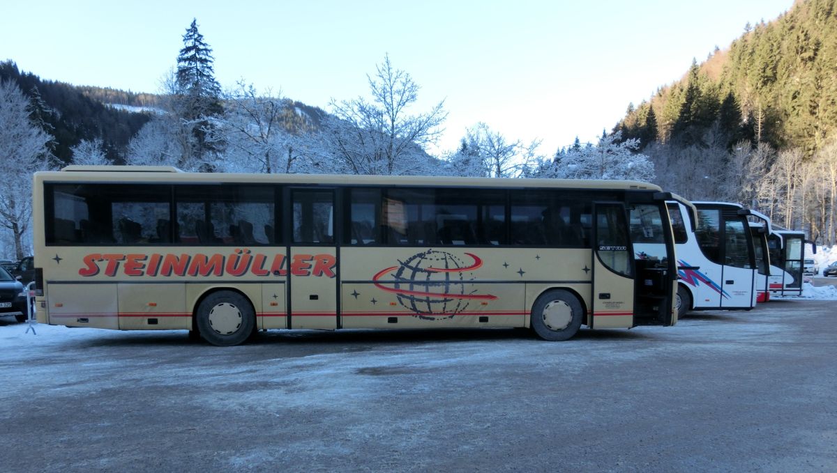 Setra S 315 GT von Steinmller Reisen, Waldkraiburg (heute: Hofstetter Reisen, Bad Endorf). Der aus Frankreich stammende Kombibus ist vom Baujahr 1995, verfgt ber 57+1 Sitzpltze (EC-Schlafbestuhlung, kippbare Sitzbank am Mitteleinstieg) und als Antrieb ber einen V6 Typ MB OM 441 LA mit 250 kW (340 PS) sowie ein pneumatisches Schaltgetriebe mit acht Gngen ( Doppel-H-Schaltung ), Typ ZF 8 S-180. Anfang 2014 wurde der Bus an Hogger Reisen aus Freilassing abgegeben.
Die Aufnahme entstand am 14. 12. 2013 am Seegatterl bei Reit im Winkl.