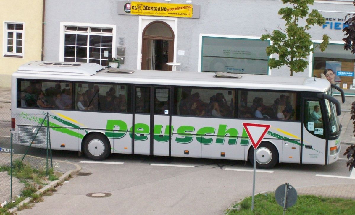 Setra S 315 UL-GT von Deuschl aus Voldering bei Dorfen. Er dürfte um 2001 gebaut worden sein und hat 51+2 Schlafsitze vom Modell 'Top' (mit kippbarer Sitzbank am Mitteleinstieg), die auf den optionalen 330 mm hohen Podesten angebracht sind. Der Antriebsstrang setzt sich aus einem Reihensechszylinder Typ MB OM 447 hLA (wahrscheinlich größte Leistungsstufe mit 257 kW (350 PS)) und einem Sechsgang-Schaltgetriebe zusammen.
Diese Aufnahme entstand am 28. 8. 2012 am Bahnhof in Mühldorf/Inn, als er auf einem Schienenersatzverkehr zwischen Mühldorf und Schwindegg (Bahnstrecke Mühldorf - München) eingesetzt wurde.