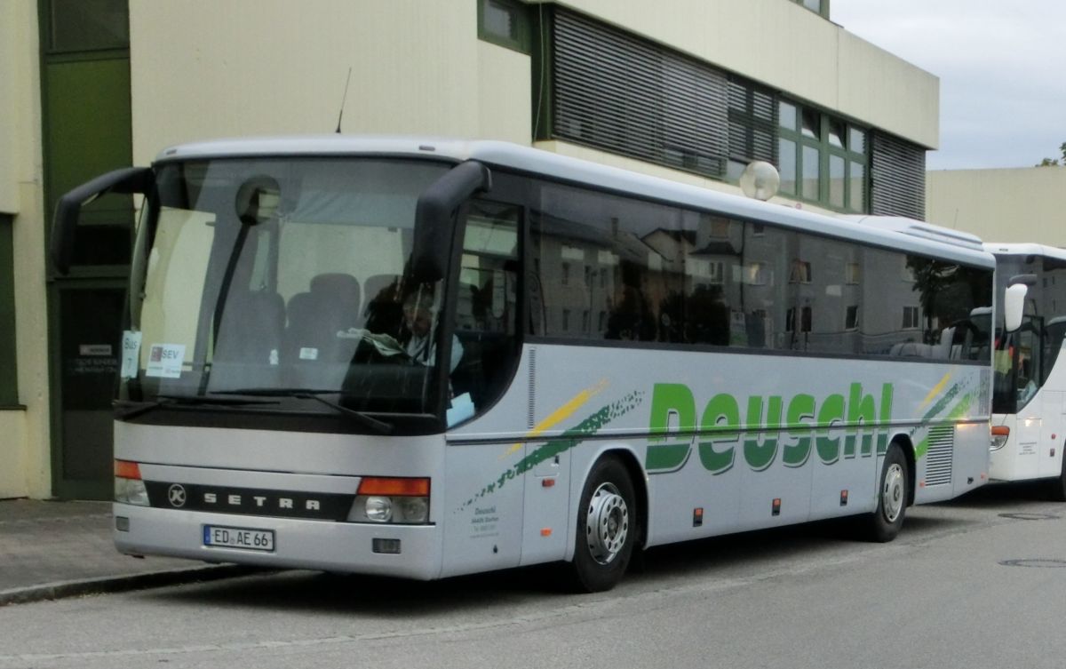 Setra S 315 UL-GT von Deuschl aus Voldering bei Dorfen. Er dürfte um 2001 gebaut worden sein und hat 51+2 Schlafsitze vom Modell 'Top' (mit kippbarer Sitzbank am Mitteleinstieg), die auf den optionalen 330 mm hohen Podesten angebracht sind. Der Antriebsstrang setzt sich aus einem Reihensechszylinder Typ MB OM 447 hLA (wahrscheinlich größte Leistungsstufe mit 257 kW (350 PS)) und einem Sechsgang-Schaltgetriebe zusammen.
Diese Aufnahme entstand am 2. 9. 2013 vor dem Bahnhof in Mühldorf/Inn, als er auf einem Schienenersatzverkehr zwischen Mühldorf und Dorfen (Bahnstrecke Mühldorf - München) eingesetzt wurde.