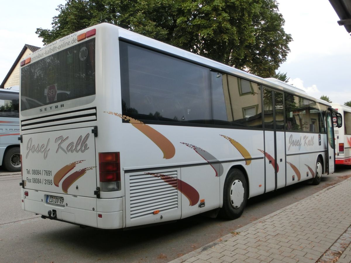 Setra S 315 UL-GT von Josef Kalb aus Norlaching bei Dorfen.
Der Kombibus aus der MultiClass 300, dessen Baujahr 2004 sein dürfte, wurde mit den Außenspiegeln der Baureihe 400 und mit der La Linea der TopClass 400 verziert. Zur Ausstattung gehören 51+2 Schlafsessel Modell Setra 'Top' mit Lederkopfteil, 330 mm hohe Podeste unter den Sitzen, ein erhöhter Mittelgang (Innenboden daher auf dem Niveau der H/GT-Modelle), eine TV-Anlage mit zwei Monitoren und Rückfahrwarnsensoren. Angetrieben wird das Fahrzeug mit einem Reihensechszylinder Typ MB OM 457 hLA (260 kW/354 PS) und einem Sechsgang-Schaltgetriebe, das ebenfalls von MB (Typ GO 190-6) geliefert wurde.
Die Aufnahme entstand am 28. 8. 2013 vor dem Bahnhof in Dorfen, während der Bus auf einem den Abschnitt Mühldorf - Dorfen betreffenden Schienenersatzverkehr auf der Bahnstrecke Mühldorf - München eingesetzt wurde.