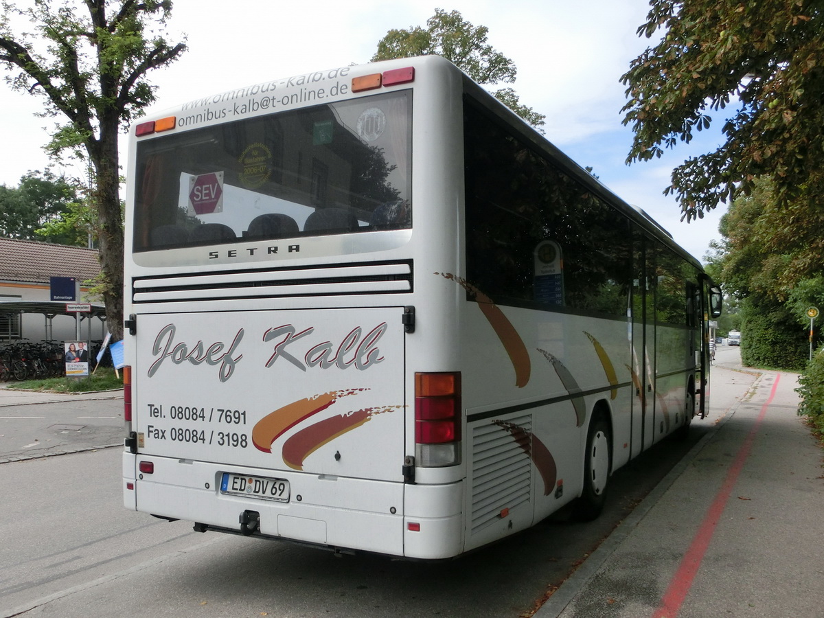 Setra S 315 UL-GT von Josef Kalb aus Norlaching bei Dorfen.
Der Kombibus aus der MultiClass 300, dessen Baujahr 2004 sein dürfte, wurde mit den Außenspiegeln der Baureihe 400 und mit der La Linea der TopClass 400 verziert. Zur Ausstattung gehören 51+2 Schlafsessel Modell Setra 'Top' mit Lederkopfteil, 330 mm hohe Podeste unter den Sitzen, ein erhöhter Mittelgang (Innenboden daher auf dem Niveau der H/GT-Modelle), eine TV-Anlage mit zwei Monitoren und Rückfahrwarnsensoren. Angetrieben wird das Fahrzeug mit einem Reihensechszylinder Typ MB OM 457 hLA (260 kW/354 PS) und einem Sechsgang-Schaltgetriebe, das ebenfalls von MB (Typ GO 190-6) geliefert wurde.
Die Aufnahme entstand am 2. 9. 2013 vor dem Bahnhof in Dorfen, während der Bus auf einem den Abschnitt Mühldorf - Dorfen betreffenden Schienenersatzverkehr auf der Bahnstrecke Mühldorf - München eingesetzt wurde.