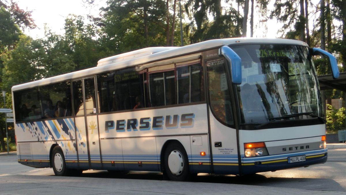 Setra S 315 UL-GT von Perseus-Reisen aus Neumarkt-St. Veit. Gebaut 2003, stand er bis Mitte 2014 (also gut 10 Jahre) bei Perseus im Einsatz. 51 Schlafsitze vom Modell Setra Top (mit kippbarer Sitzbank am Mitteleinstieg; 2 Reiseleitersitze möglich), angebracht auf den 230 mm hohen Podesten, sind in diesem Bus verbaut. LAWO-Matrix-Anzeigen vorne, rechts (je groß) und hinten (Liniennr.) gehören ebenfalls zur Ausstattung. Der Antrieb erfolgt mittels einem Reihensechszylinder Typ MB OM 457 hLA mit 260 kW (354 PS) und dem Sechsgang-Schaltgetriebe MB GO 190-6.
Diese Aufnahme entstand am Morgen des 15. 7. 2014 in Waldkraiburg in der Franz-Liszt-Straße (Schulzentrum).