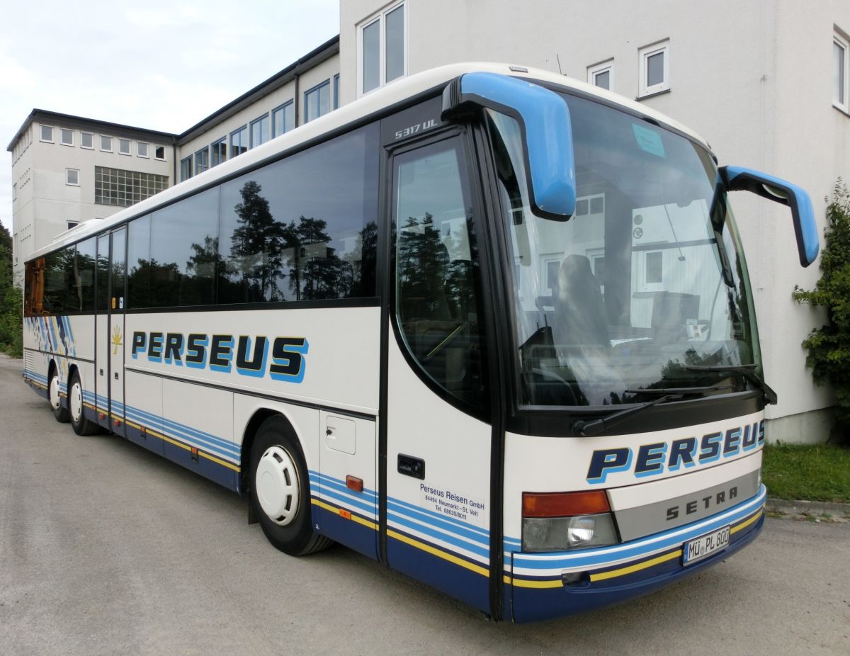 Setra S 317 UL-GT (Baujahr 2003) von Perseus-Reisen aus Neumarkt-St. Veit. 57 Schlafsitze vom Modell Setra Top (mit kippbarer Sitzbank an der Mitteltür; 2 Reiseleitersitze möglich), angebracht auf den 230 mm hohen Podesten, sind in diesem 13,85 m langen Dreiachser verbaut. Auch ein Rollstuhllift am Mitteleinstieg gehört zur Ausstattung. Der Antrieb erfolgt durch den Reihensechszylinder MB OM 457 hLA mit 300 kW (408 PS) (Leistung mittels Chiptuning gesteigert - ca. 450 PS) und das Sechsgang-Schaltgetriebe MB GO 210-6.
Anfang 2015 verabschiedete Perseus den ca. 11-jährigen Bus. Als Ersatz wurde ein neuer Setra S 417 UL-SF beschafft.
Am 29. 9. 2013 konnte ich ihn auf Perseus' Abstellplatz in Waldkraiburg aufnehmen.