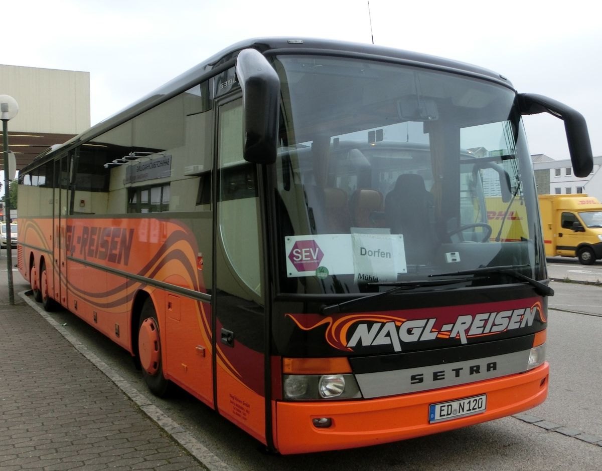 Setra S 319 UL-GT von Nagl-Reisen aus Moosen/Vils bei Taufkirchen/Vils. Er ist aus den Jahrgängen 2005 oder 2006, hat 69+1 Sitzplätze (Ausflugssitze 'Tourist' mit Lederkopfteil und Armlehne) und einen Rollstuhllift am Mitteleinstieg. Als Antrieb dient ein Reihensechszylinder Typ MB OM 457 hLA und ein Sechsgang-Schaltgetriebe, das ebenfalls von MB (Typ GO 210-6) sein dürfte.
Aufnehmen konnte ich ihn hier am 28. 8. 2013 vor dem Bahnhof in Mühldorf/Inn, als er auf einem Schienenersatzverkehr zwischen Mühldorf und Dorfen (Bahnstrecke Mühldorf - München) eingesetzt wurde.