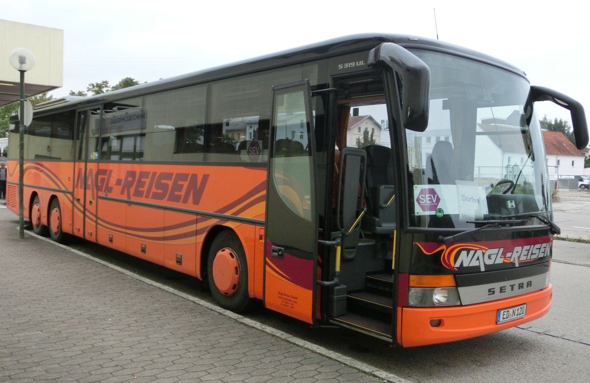 Setra S 319 UL-GT von Nagl-Reisen aus Moosen/Vils bei Taufkirchen/Vils. Er ist aus den Jahrgängen 2005 oder 2006, hat 69+1 Sitzplätze (Ausflugssitze 'Tourist' mit Lederkopfteil und Armlehne) und einen Rollstuhllift am Mitteleinstieg. Als Antrieb dient ein Reihensechszylinder Typ MB OM 457 hLA und ein Sechsgang-Schaltgetriebe, das ebenfalls von MB (Typ GO 210-6) sein dürfte.
Aufnehmen konnte ich ihn hier am 28. 8. 2013 vor dem Bahnhof in Mühldorf/Inn, als er auf einem Schienenersatzverkehr zwischen Mühldorf und Dorfen (Bahnstrecke Mühldorf - München) eingesetzt wurde.