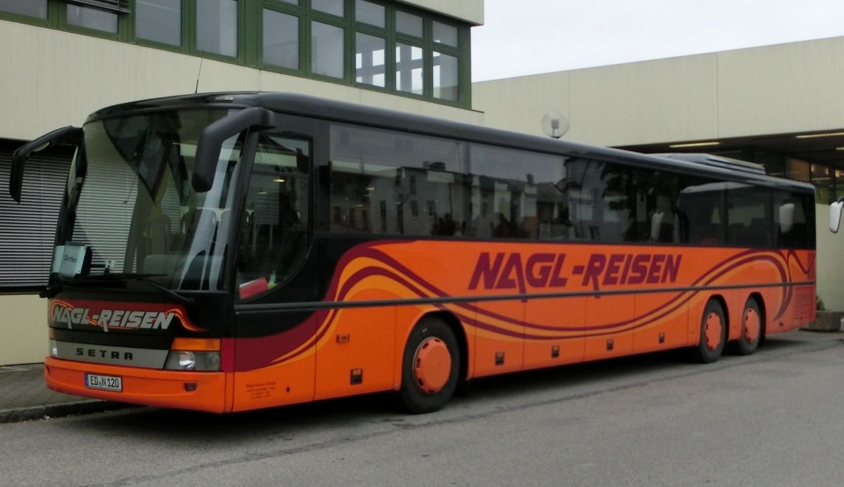 Setra S 319 UL-GT von Nagl-Reisen aus Moosen/Vils bei Taufkirchen/Vils. Er ist aus den Jahrgängen 2005 oder 2006, hat 69+1 Sitzplätze (Ausflugssitze 'Tourist' mit Lederkopfteil und Armlehne) und einen Rollstuhllift am Mitteleinstieg. Als Antrieb dient ein Reihensechszylinder Typ MB OM 457 hLA und ein Sechsgang-Schaltgetriebe, das ebenfalls von MB (Typ GO 210-6) sein dürfte.
Aufnehmen konnte ich ihn hier am 28. 8. 2013 vor dem Bahnhof in Mühldorf/Inn, als er auf einem Schienenersatzverkehr zwischen Mühldorf und Dorfen (Bahnstrecke Mühldorf - München) eingesetzt wurde. Leider wurde dieses Foto etwas unscharf.