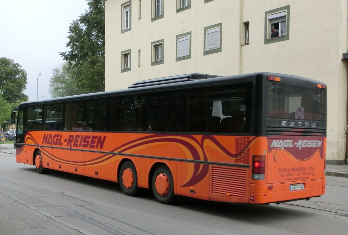 Setra S 319 UL-GT von Nagl-Reisen aus Moosen/Vils bei Taufkirchen/Vils. Er ist aus den Jahrgängen 2005 oder 2006, hat 69+1 Sitzplätze (Ausflugssitze 'Tourist' mit Lederkopfteil und Armlehne) und einen Rollstuhllift am Mitteleinstieg. Als Antrieb dient ein Reihensechszylinder Typ MB OM 457 hLA und ein Sechsgang-Schaltgetriebe, das ebenfalls von MB (Typ GO 210-6) sein dürfte.
Aufnehmen konnte ich ihn hier am 28. 8. 2013 am Bahnhof in Dorfen, als er auf einem Schienenersatzverkehr zwischen Mühldorf und Dorfen (Bahnstrecke Mühldorf - München) eingesetzt wurde.