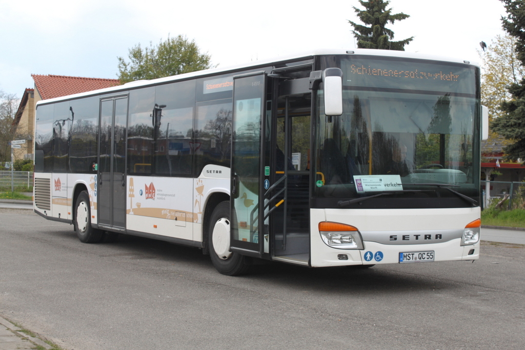 Setra S 400er-Serie NF als SEV-Bus von Rostock-Bramow nach Warnemnde Werft stand am 29.04.2016 vor dem Hp Rostock-Bramow.