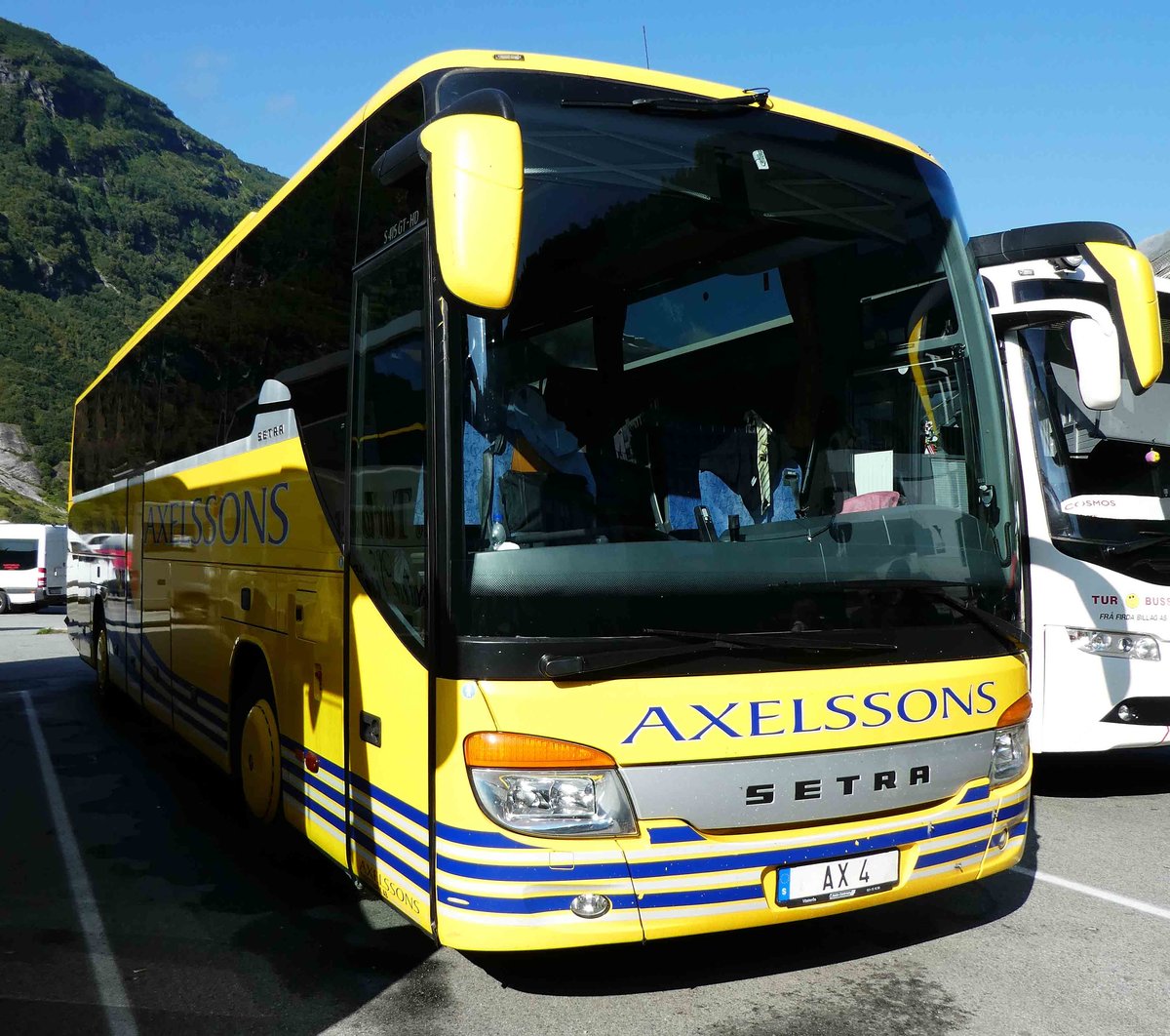 Setra S 415 GT von  AXELSSONS  aus Schweden steht im August 2017 in Geiranger/N