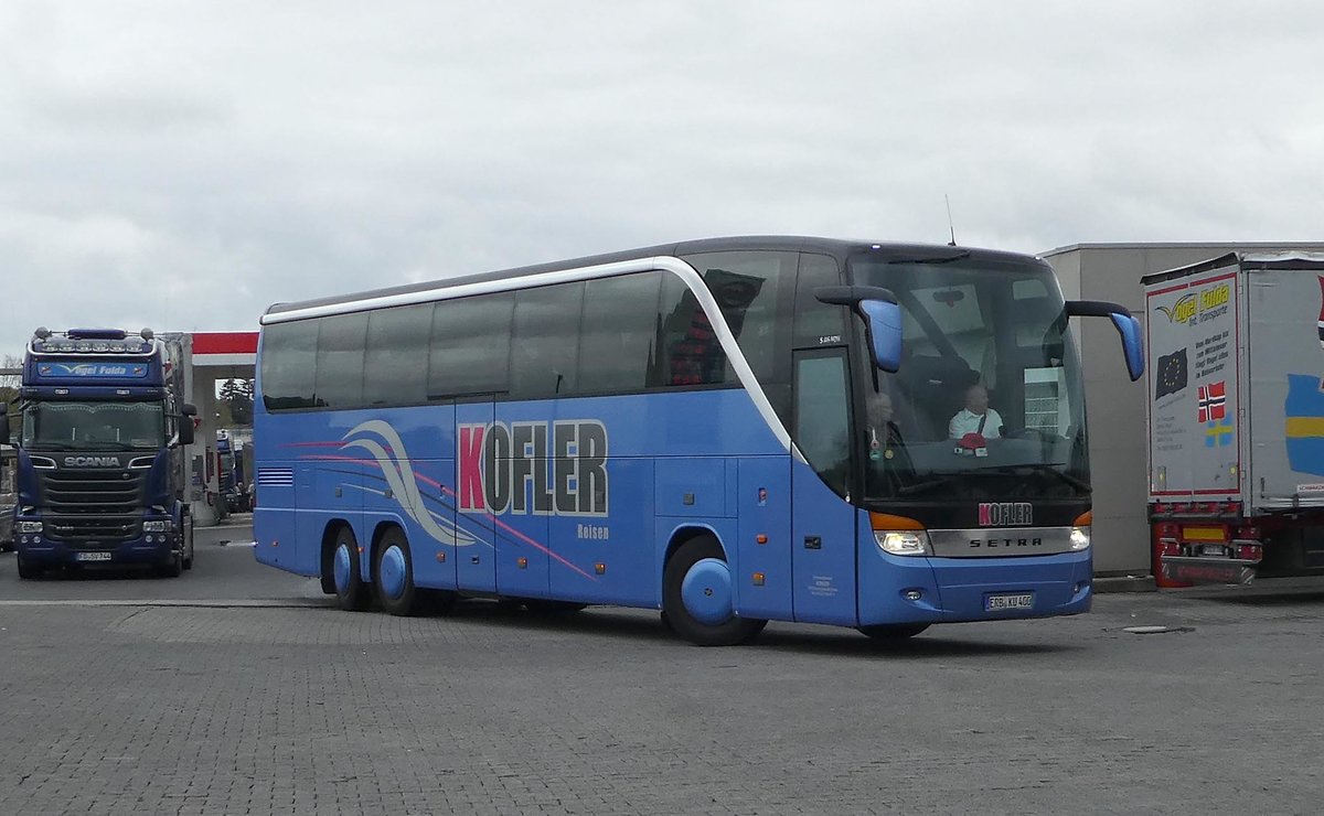 Setra S 415 von KOFLER-Reisen rangiert auf dem Autohof Fulda-Nord im Oktober 2018