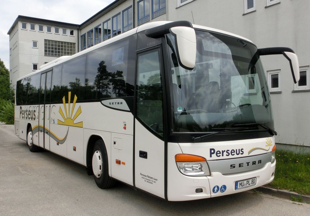 Setra S 415 UL-SF von Perseus-Reisen aus Neumarkt-St. Veit. Der Kombibus vom Baujahr 2010 hat 49 Schlafsitze (Modell 'Travel', kippbare Sitzbank am Mitteleinstieg, zusätzl. 2 Reiseleitersitze möglich), die auf erhöhten Podesten montiert sind, eine Gorba-Matrixanlage vorne, rechts (je groß) und hinten (Liniennr.) und einen Rollstuhllift am Mitteleinstieg. Angetrieben wird er von einem Reihensechszylinder Typ MB OM 457 hLA (BlueTecEEV) mit 260 kW (354 PS) und dem Sechsgang-Schaltgetriebe MB GO 190-6.
Diese Aufnahme entstand am 21. 6. 2014 auf Perseus' Abstellplatz in Waldkraiburg.