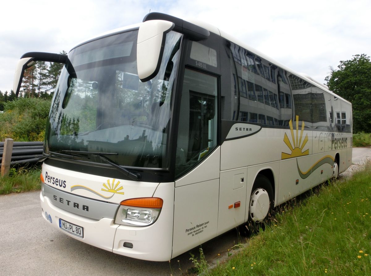 Setra S 415 UL-SF von Perseus-Reisen aus Neumarkt-St. Veit. Der Kombibus vom Baujahr 2010 hat 49 Schlafsitze (Modell 'Travel', kippbare Sitzbank am Mitteleinstieg, zusätzl. 2 Reiseleitersitze möglich), die auf erhöhten Podesten montiert sind, eine Gorba-Matrixanlage vorne, rechts (je groß) und hinten (Liniennr.) und einen Rollstuhllift am Mitteleinstieg. Angetrieben wird er von einem Reihensechszylinder Typ MB OM 457 hLA (BlueTecEEV) mit 260 kW (354 PS) und dem Sechsgang-Schaltgetriebe MB GO 190-6.
Diese Aufnahme entstand am 21. 6. 2014 auf Perseus' Abstellplatz in Waldkraiburg.