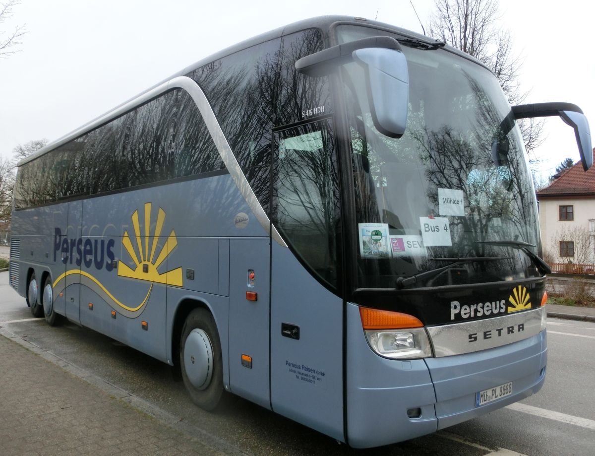 Setra S 416 HDH der '100 Jahre Otto Kässbohrer Edition' von Perseus-Reisen aus Neumarkt-St. Veit. Anlässlich des 100. Geburtstags von Otto Kässbohrer gab es ab 2003 eine auf 100 Exemplare limitierte Sonderserie der Setra TopClass 400. Dieses Fahrzeug wurde 2003 gebaut und ist mit 50+1 Schlafsesseln vom Modell 'Top' in Ambiente-Polsterung mit Lederkopfteil (in der üblichen 2-2-Bestuhlung das Topmodell) sowie natürlich mit Bordküche und Toilette ausgestattet. Als Antrieb dient ein V8 Typ MB OM 502 LA mit 350 kW (476 PS) (Leistung per Chiptuning gesteigert) und das automatisierte Zwölfgang-Schaltgetriebe ZF 12 AS 2300 B.
Bis 2012 gab es bei Perseus einen weiteren, identischen S 416 HDH.
Aufgenommen wurde der Reisebus hier am 2. 4. 2015 am Ampfinger Bahnhof während einem Schienenersatzverkehr zwischen Mühldorf/Inn und Ampfing (Bahnstrecke Mühldorf - München).