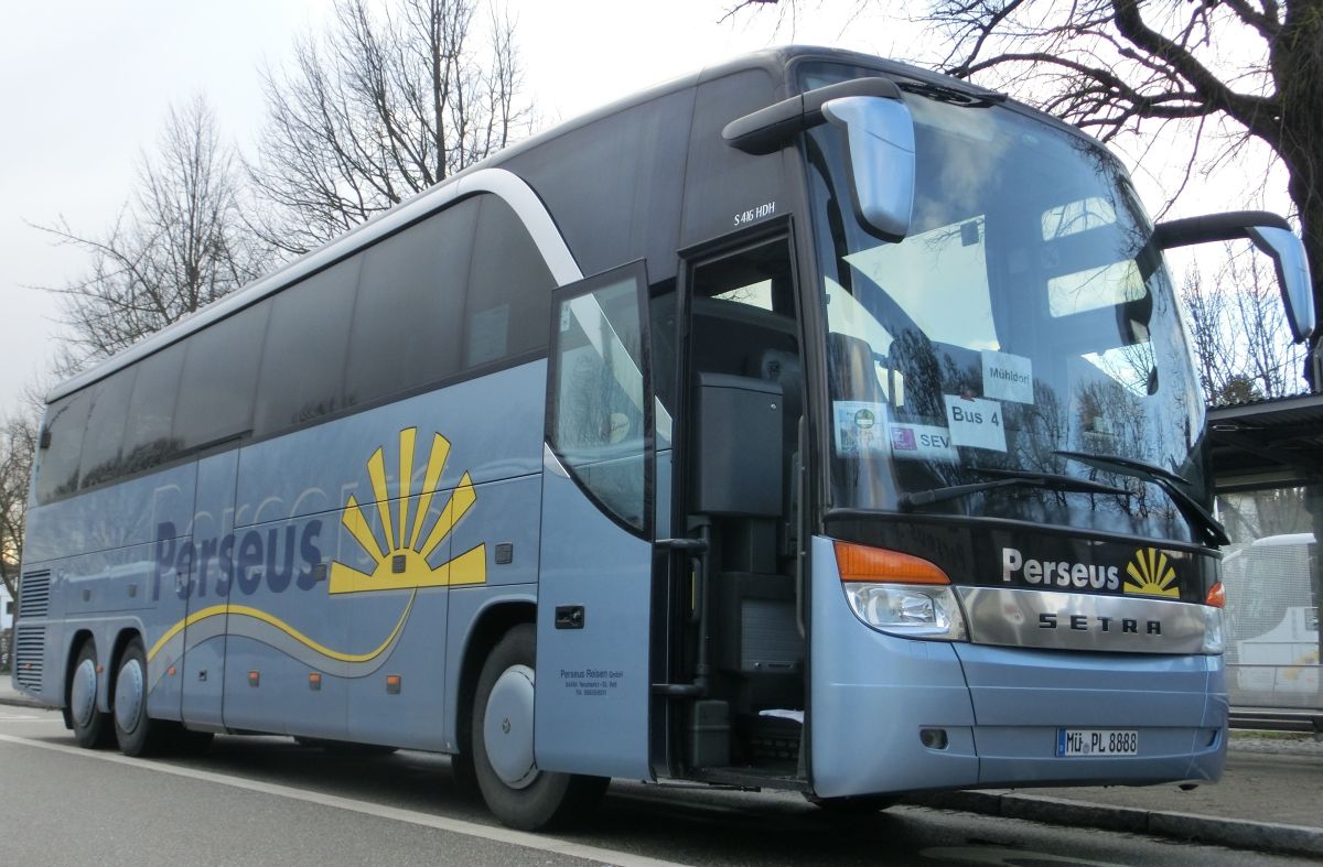 Setra S 416 HDH der '100 Jahre Otto Kässbohrer Edition' von Perseus-Reisen aus Neumarkt-St. Veit. Anlässlich des 100. Geburtstags von Otto Kässbohrer gab es ab 2003 eine auf 100 Exemplare limitierte Sonderserie der Setra TopClass 400. Dieses Fahrzeug wurde 2003 gebaut und ist mit 50+1 Schlafsesseln vom Modell 'Top' in Ambiente-Polsterung mit Lederkopfteil (in der üblichen 2-2-Bestuhlung das Topmodell) sowie natürlich mit Bordküche und Toilette ausgestattet. Als Antrieb dient ein V8 Typ MB OM 502 LA mit 350 kW (476 PS) (Leistung per Chiptuning gesteigert) und das automatisierte Zwölfgang-Schaltgetriebe ZF 12 AS 2300 B.
Bis 2012 gab es bei Perseus einen weiteren, identischen S 416 HDH.
Aufgenommen wurde der Reisebus hier am 2. 4. 2015 am Ampfinger Bahnhof während einem Schienenersatzverkehr zwischen Mühldorf/Inn und Ampfing (Bahnstrecke Mühldorf - München).