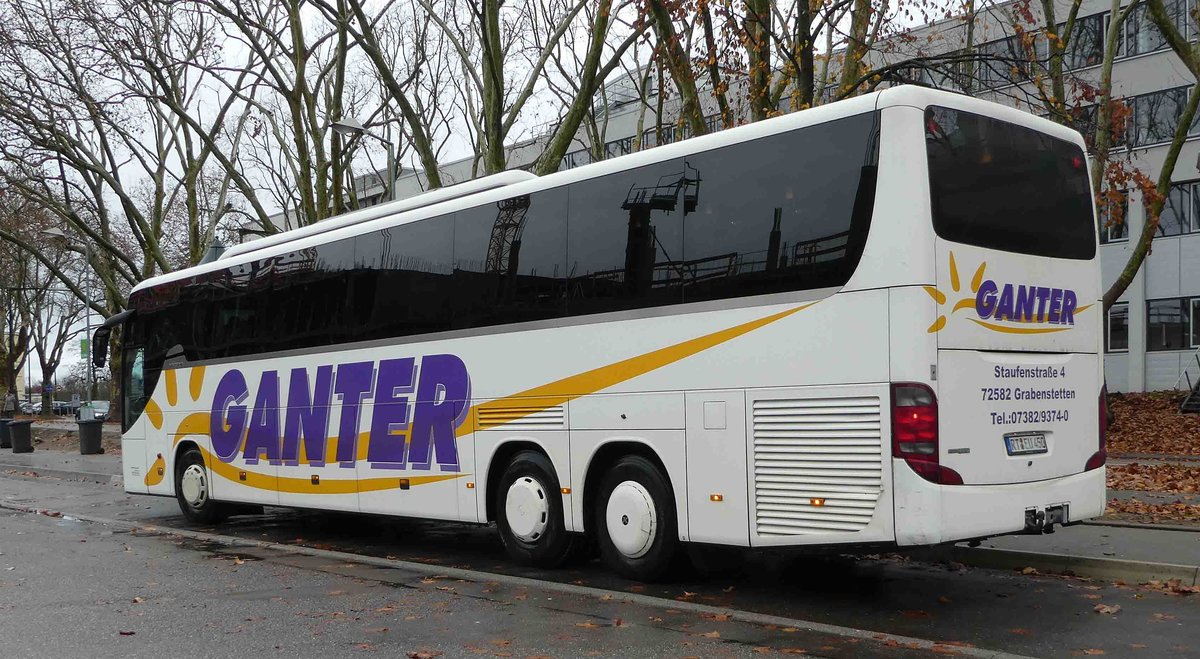 Setra S 417 vom Busunternehmen GANTER steht am HBF Karlsruhe im Dezember 2018