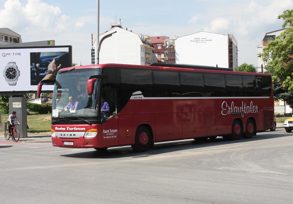 Setra S 417 Comfort Class ex Fa. Erlauftaler am 20.5.2017 am Hauptbahnhof in Skopje.