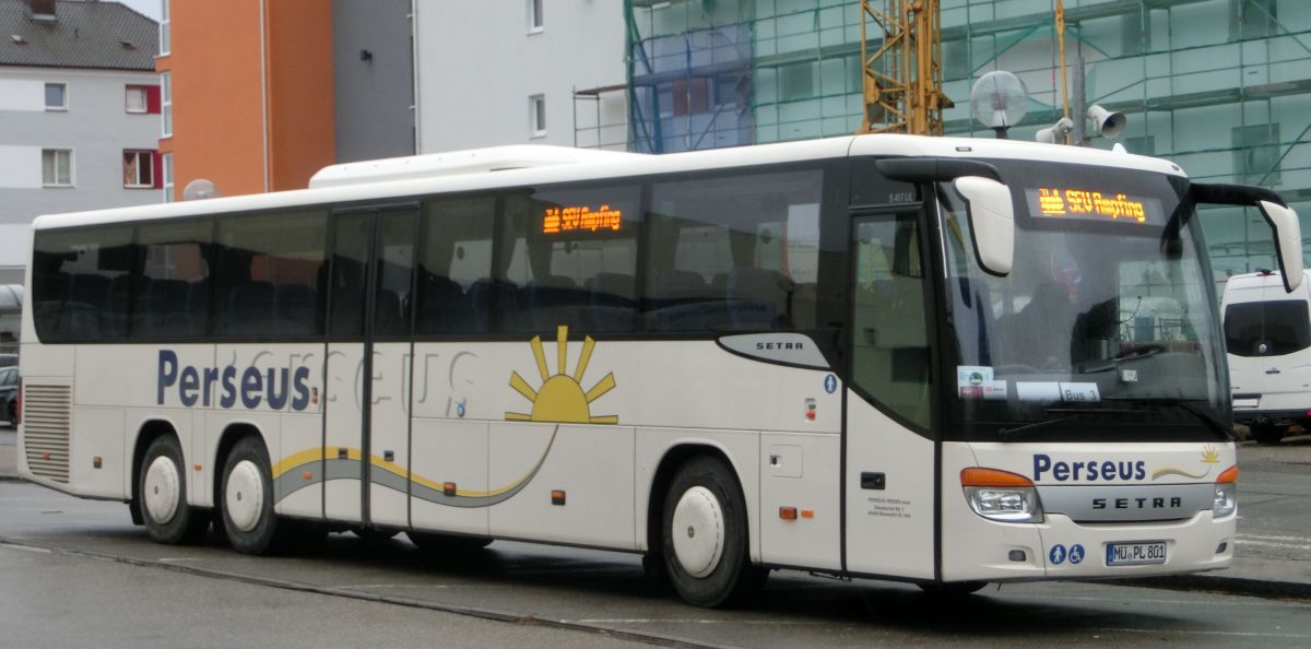 Setra S 417 UL-SF (Baujahr 2014) von Perseus-Reisen aus Neumarkt-St. Veit. Die Ausstattung des seit Anfang 2015 im Einsatz stehenden Dreiachsers besteht u. a. aus 57 Schlafsesseln Modell 'Route' (zusätzl. 2 Reiseleitersitze möglich), die auf erhöhten Podesten montiert sind, einem Boden in dunkler Holzoptik, einer Gorba-Matrix vorne, rechts (je groß) und hinten (Liniennr.) und einem Rollstuhllift am Mitteleinstieg. Angetrieben wird er von einem Reihensechszylinder Typ MB OM 470 LA (BlueTec6) mit 290 kW (394 PS) und dem Sechsgang-Schaltgetriebe MB GO 210-6.
Am 2. 4. 2015 konnte ich ihn vor dem Mühldorfer Bahnhof aufnehmen, als er auf einem Schienenersatzverkehr in Richtung Ampfing (Bahnstrecke Mühldorf - München) im Einsatz war.