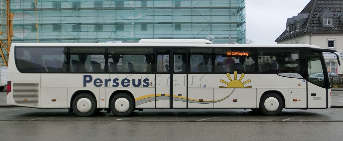 Setra S 417 UL-SF (Baujahr 2014) von Perseus-Reisen aus Neumarkt-St. Veit. Die Ausstattung des seit Anfang 2015 im Einsatz stehenden Dreiachsers besteht u. a. aus 57 Schlafsesseln Modell 'Route' (zusätzl. 2 Reiseleitersitze möglich), die auf erhöhten Podesten montiert sind, einem Boden in dunkler Holzoptik, einer Gorba-Matrix vorne, rechts (je groß) und hinten (Liniennr.) und einem Rollstuhllift am Mitteleinstieg. Angetrieben wird er von einem Reihensechszylinder Typ MB OM 470 LA (BlueTec6) mit 290 kW (394 PS) und dem Sechsgang-Schaltgetriebe MB GO 210-6.
Am 2. 4. 2015 konnte ich ihn vor dem Mühldorfer Bahnhof aufnehmen, als er auf einem Schienenersatzverkehr in Richtung Ampfing (Bahnstrecke Mühldorf - München) im Einsatz war.